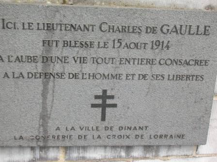 Dinant - plaque commmorative du lieutenant de Gaulle - 31.6 ko