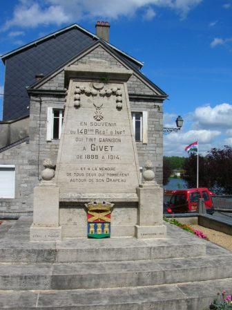 Givet - monument du 148e R.I. qui a combattu  Dinant - 32.2 ko