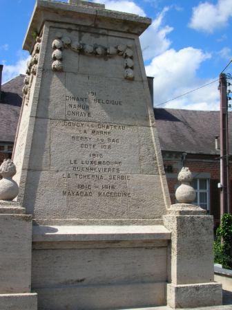 Givet - monument du 148e R.I. mentionnant le combat de Dinant - 31.7 ko Givet - monument du 148e R.I. mentionnant le combat de Dinant - 31.7 ko