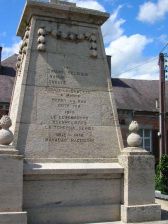 Givet - monument du 148e R.I. mentionnant le combat de Dinant - 31.7 ko