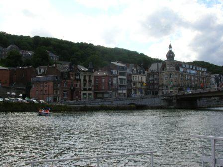 Dinant - vue vers le faubourg St Mdard (tenu par les Franais) - 31.3 ko