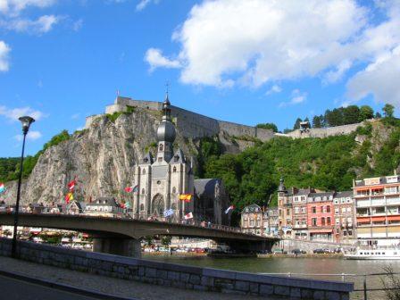 Dinant - vue vers la citadelle - 33.5 ko Dinant - vue vers la citadelle - 33.5 ko