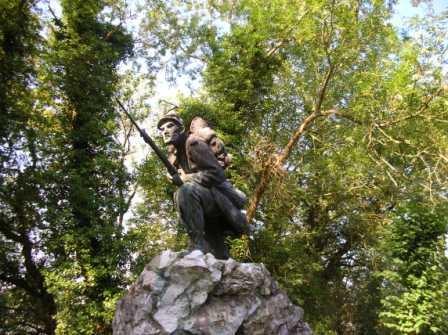 Dinant - monument français - 46.9 ko Dinant - monument français - 46.9 ko