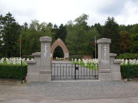 Aiseau-Presles : cimetire militaire franais - 28.3 ko