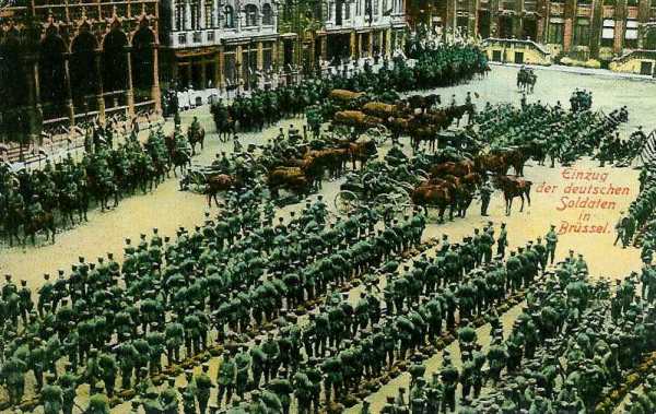 Troupes allemandes sur la grand place de Bruxelles - 57.9 ko