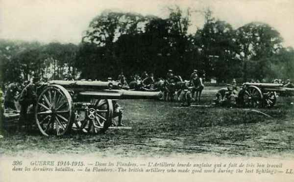 Le 60 pounder. Remarquons les deux pistons permettant d’amortir le coup - 25.4 ko Le 60 pounder. Remarquons les deux pistons permettant d’amortir le coup - 25.4 ko