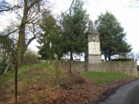 Carnires - Monument du cimetire militaire - 34.4 ko