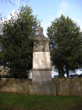 Carnières - monument du cimetière militaire : vue arrière - 31.7 ko Carnières - monument du cimetière militaire : vue arrière - 31.7 ko