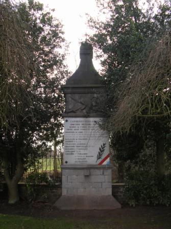 Carnières - monument du cimetière militaire - 33.7 ko Carnières - monument du cimetière militaire - 33.7 ko