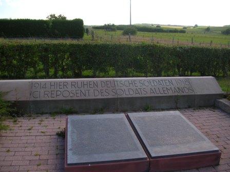 Gosselming - cimetière militaire - stèle allemande - 26.8 ko
