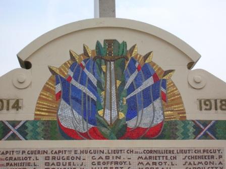 Villeroy - monument du cimetire (dtail) - 26 ko