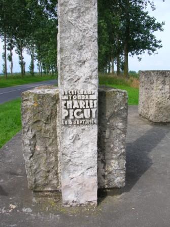 Villeroy - monument de Charles Pguy - 32.8 ko