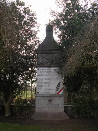 Carnires - monument du cimetire militaire - 33.7 ko