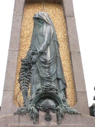 Champenoux : détail du monument - 31.4 ko